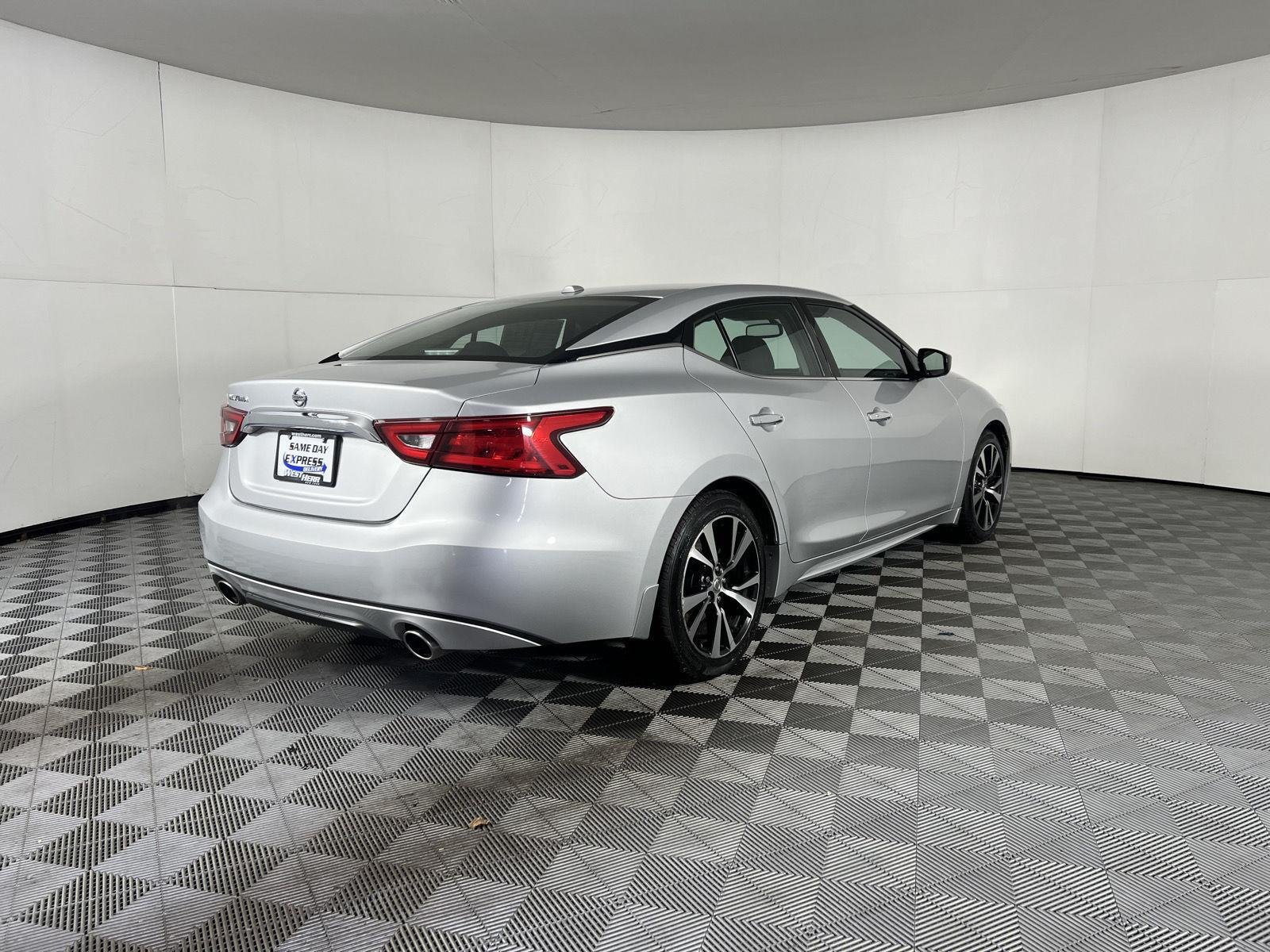 Used 2018 Brilliant Silver Nissan S image 22