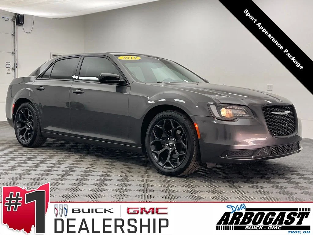 2019 Chrysler 300 Touring's photo