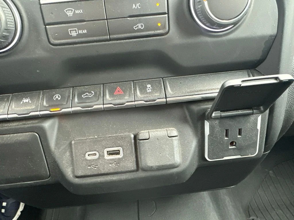 Used 2022 Red Chevrolet Custom image 18