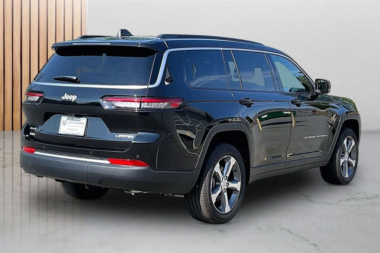 New 2026 Diamond Black Crystal Pearl-Coat Exterior Paint Jeep Limited image 7