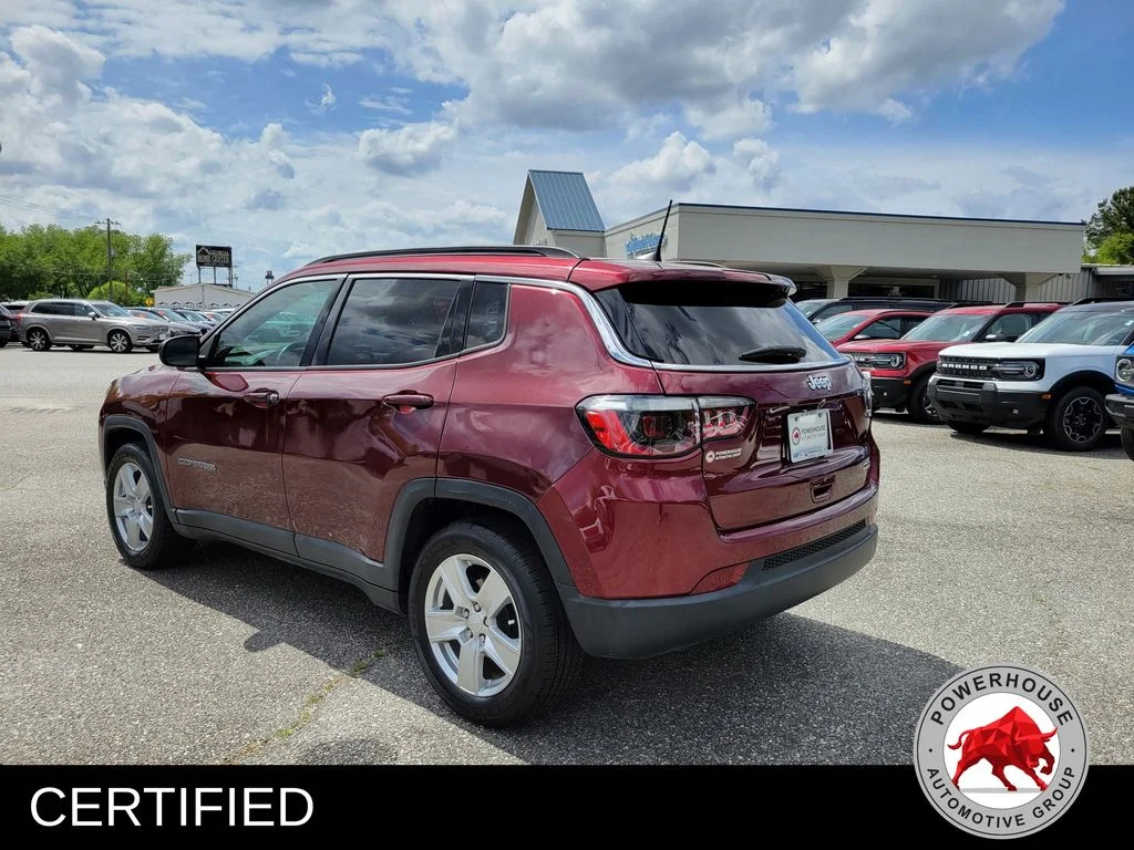 Used 2022 Red Jeep Latitude image 4