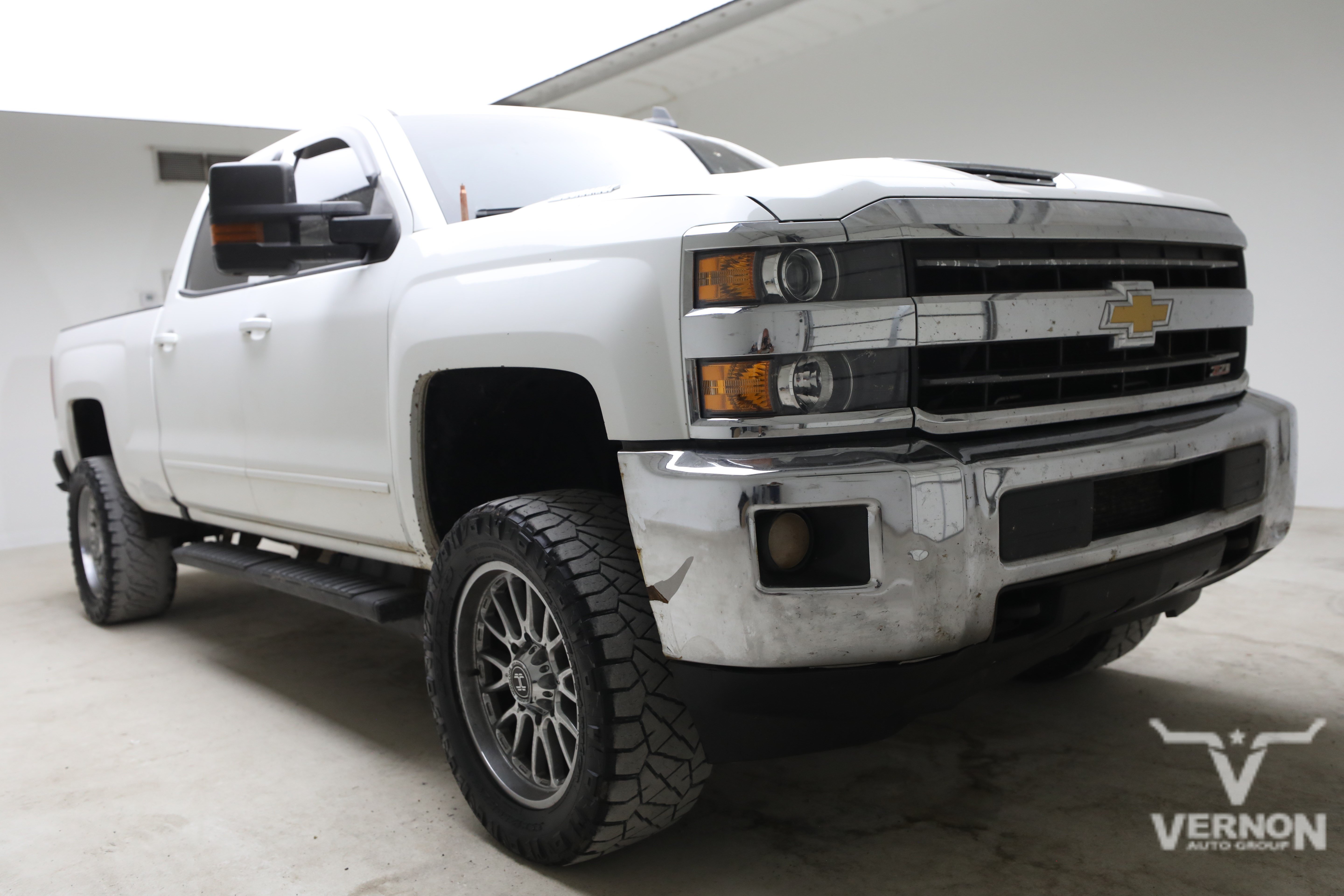 Used 2018 Summit White Chevrolet Y image 6