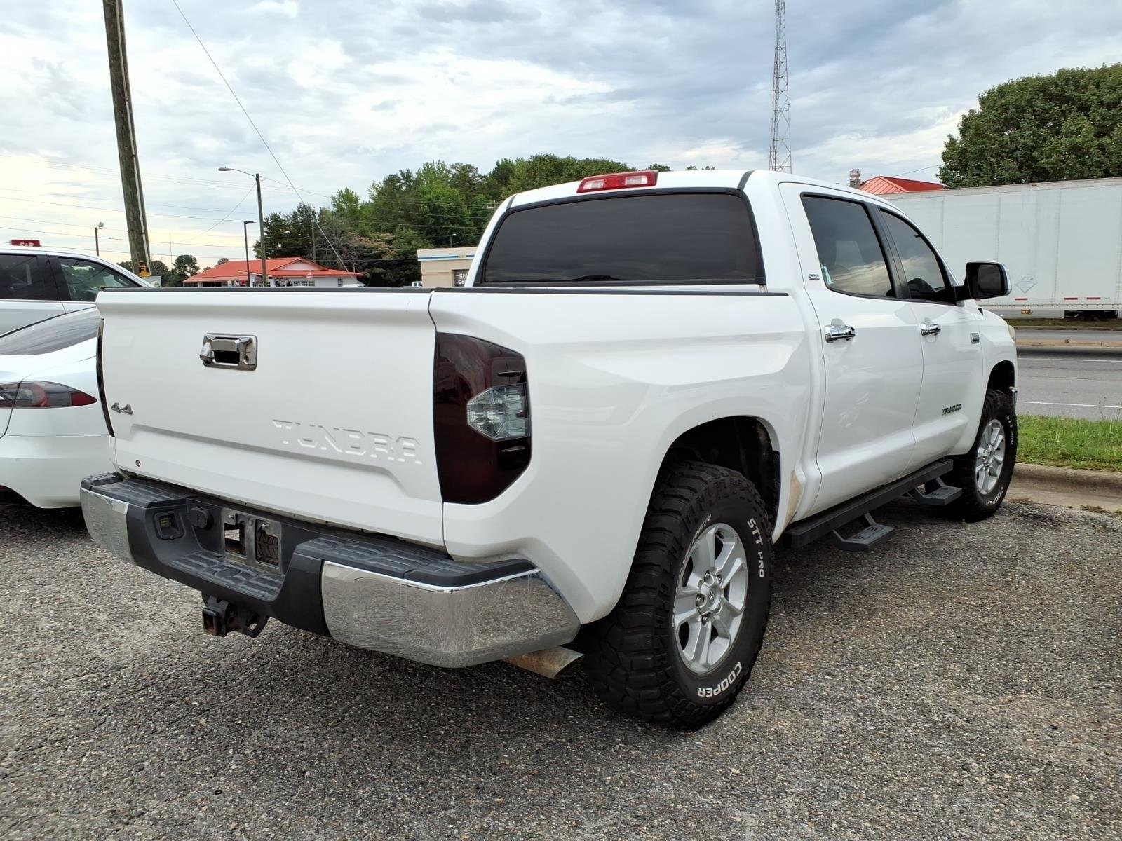 Used 2018 Super White Toyota SR5 image 6