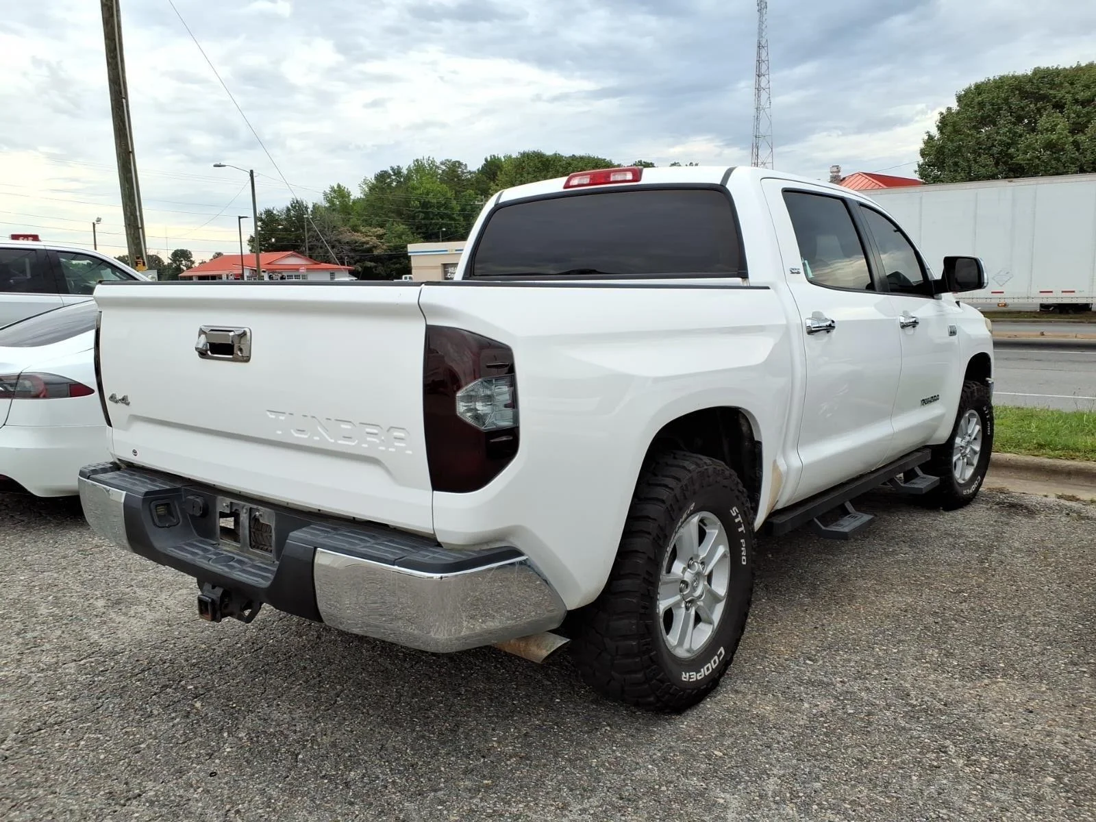 Used 2018 Super White Toyota SR5 image 6