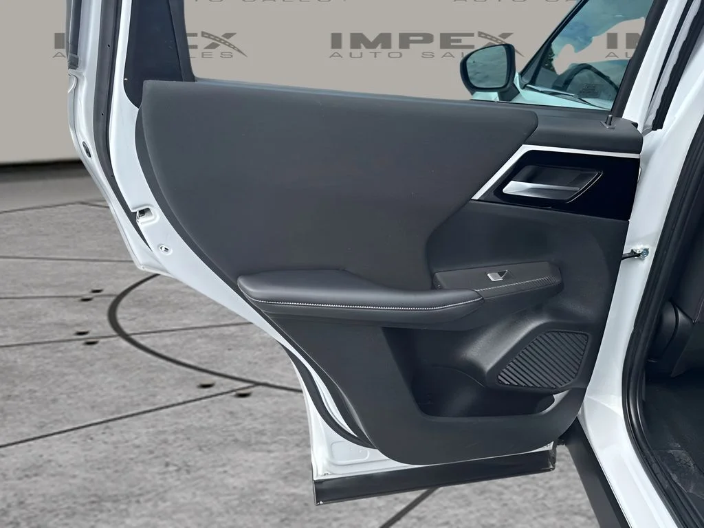 Used 2022 White Mitsubishi ES image 24