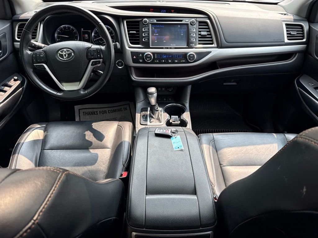 Used 2019 Silver Toyota XLE image 18