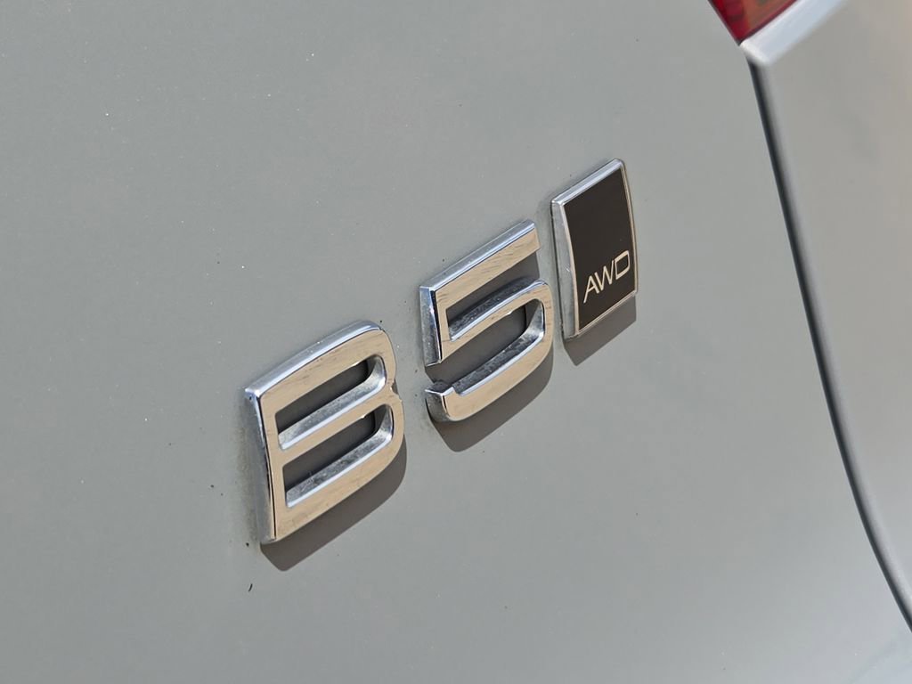 Used 2024  Volvo Core Bright Theme image 32
