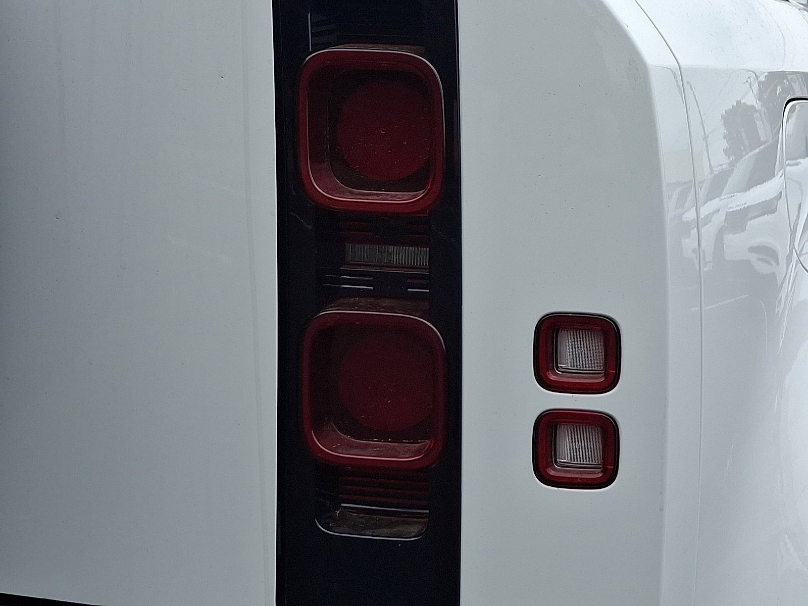 Used 2024 Fuji White - 1AA Land Rover SE image 14