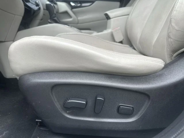 Used 2018 Silver Nissan SL image 17