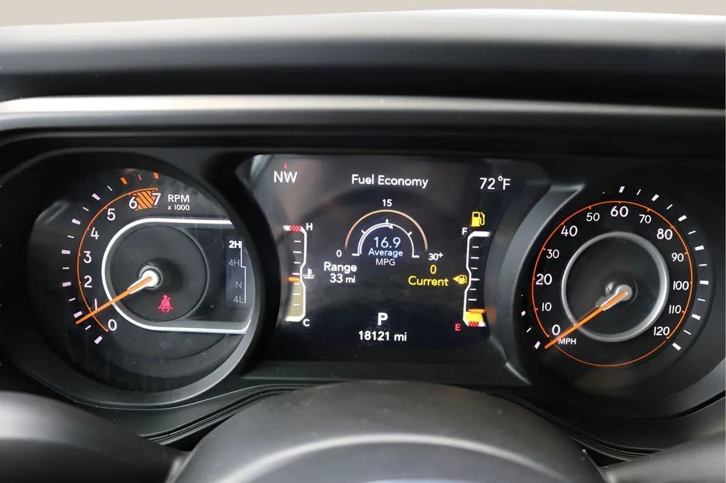 Used 2025 White Jeep Sahara image 27