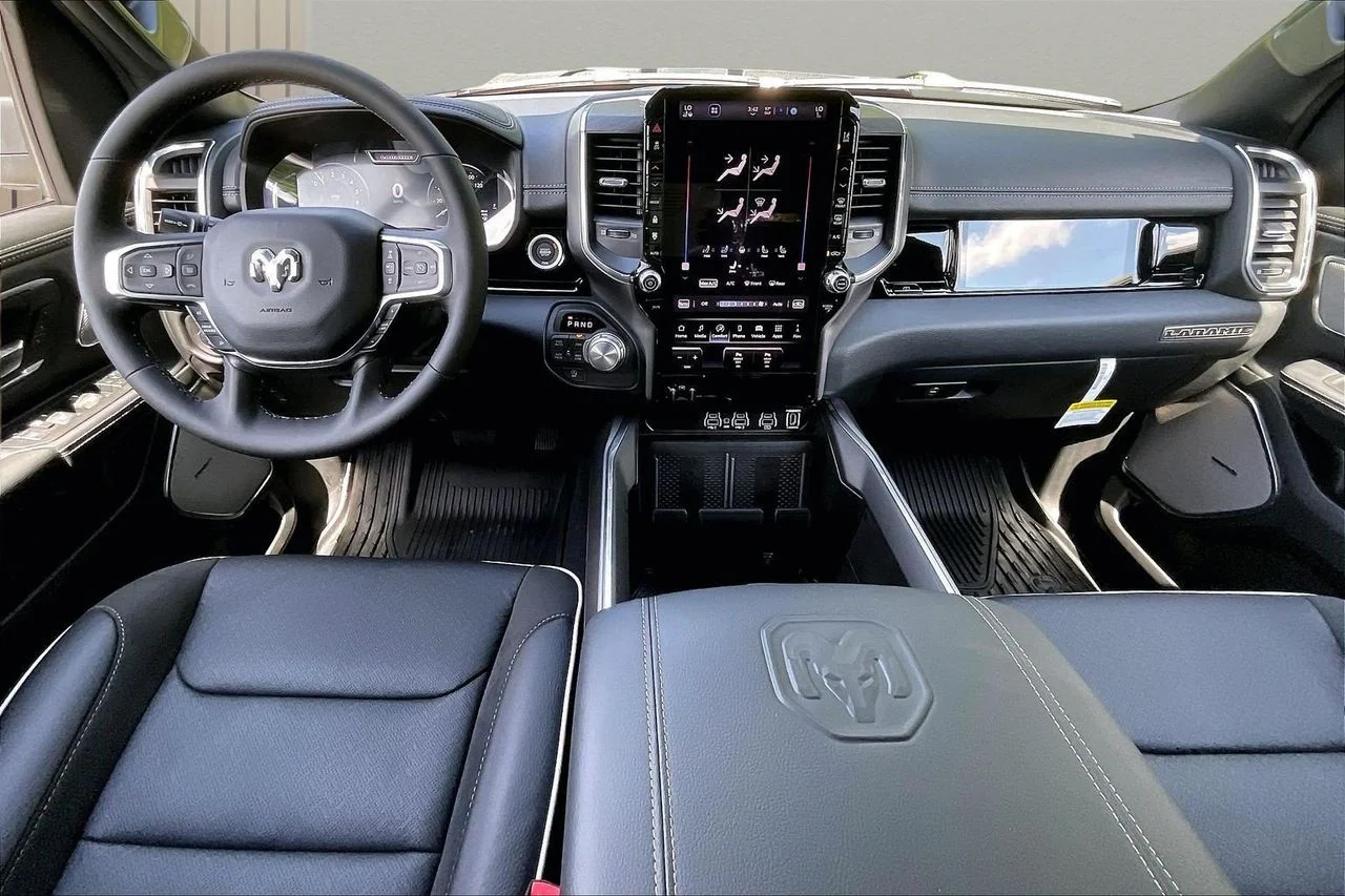 New 2026 Diamond Black Crystal Pearl-Coat Exterior Paint RAM Laramie image 9