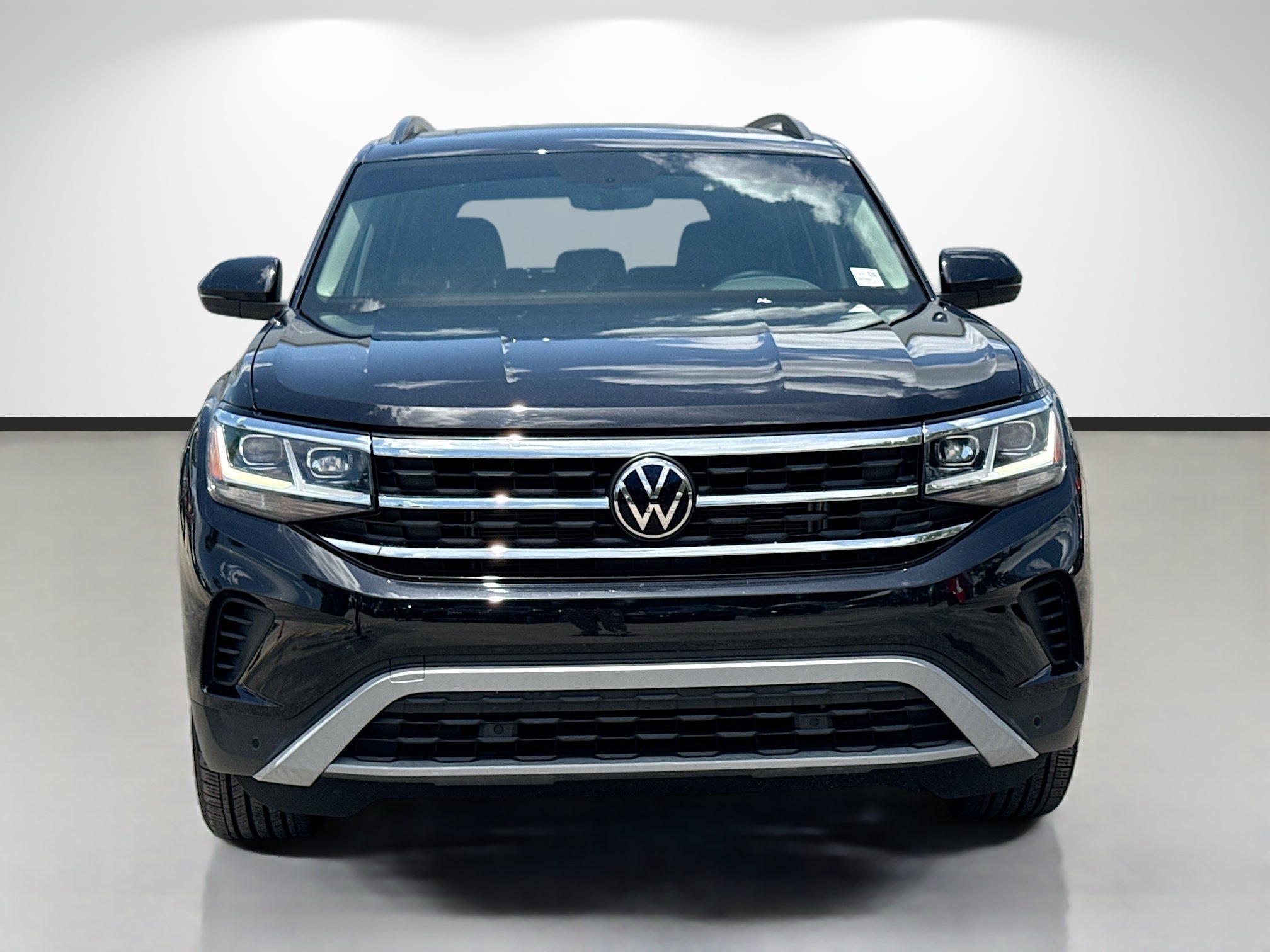 Used 2023 Deep Black Pearl Volkswagen 3.6L V6 SE w/Technology image 8