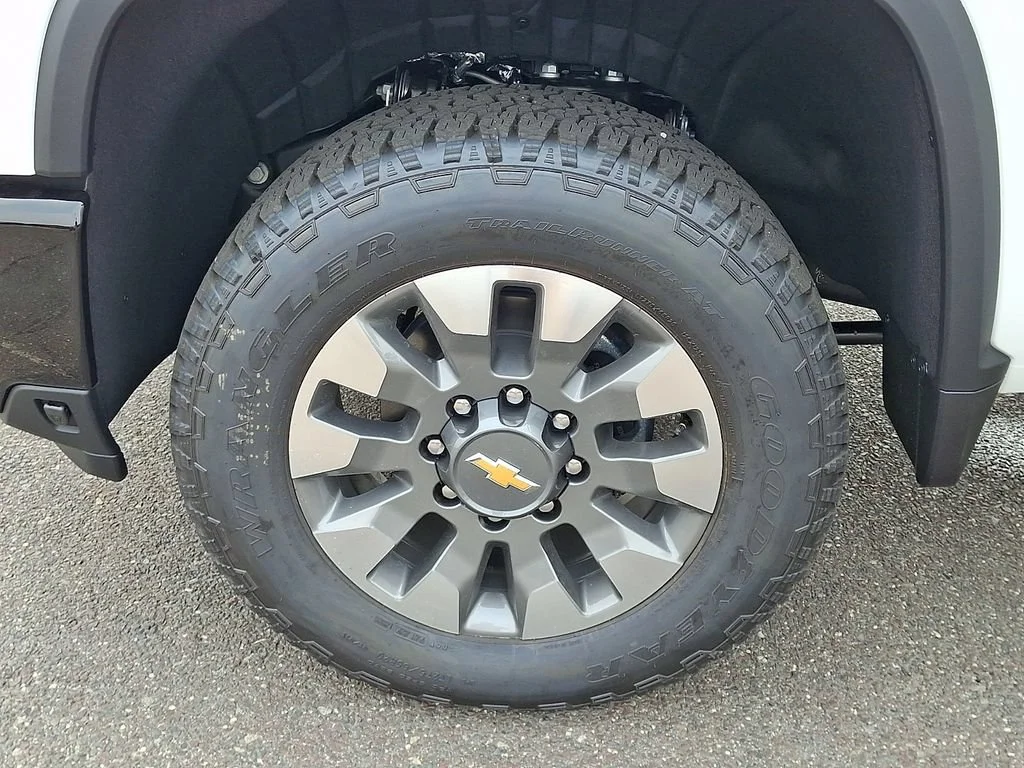 New 2026 Summit White Chevrolet Custom image 19