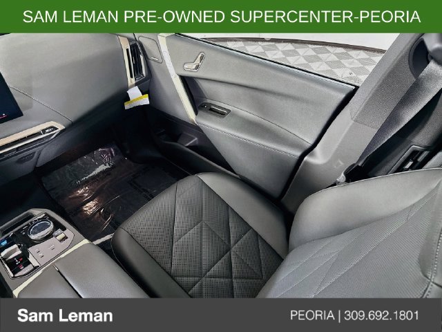 Used 2025 Gray BMW xDrive50 image 25