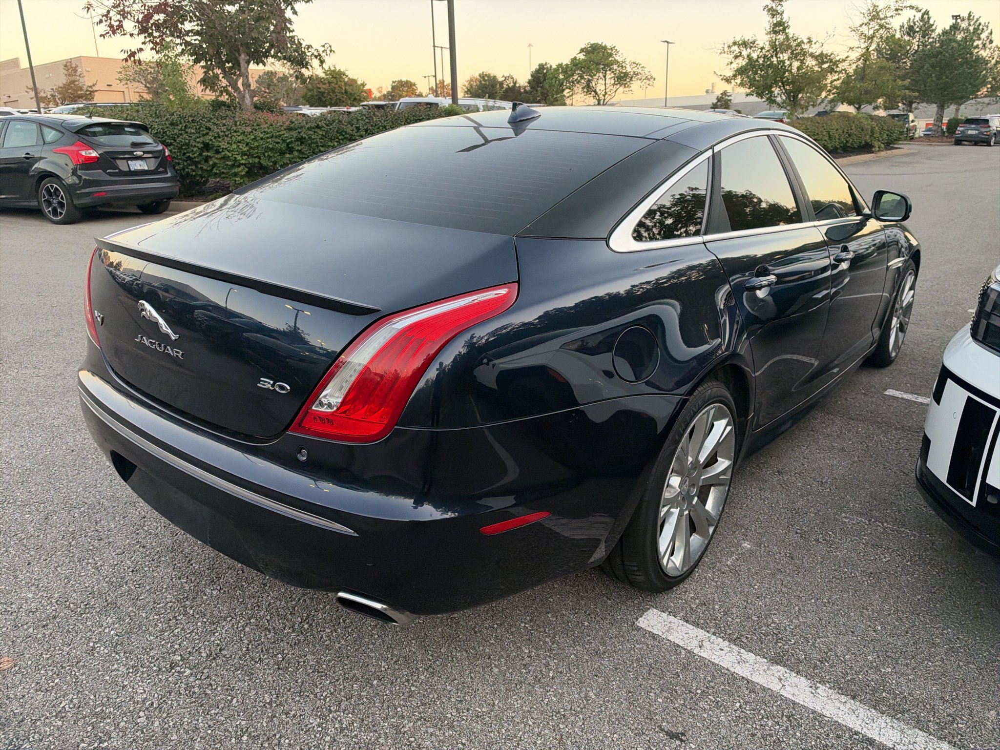 Used 2015 Dark Sapphire Metallic Jaguar XJ image 5