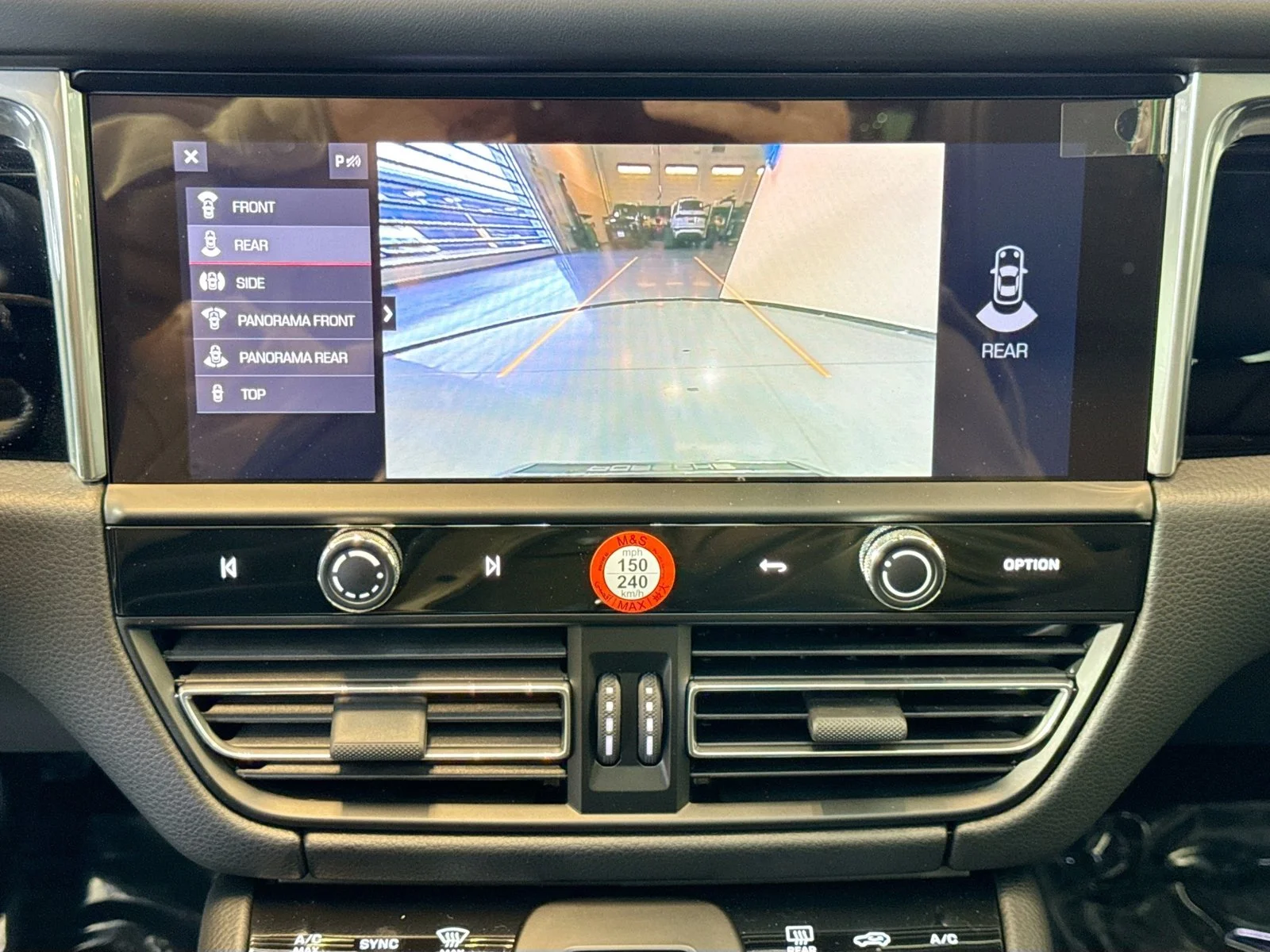 2026 Porsche Macan T - Photo 17