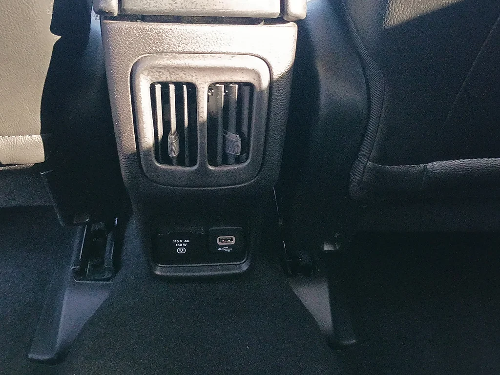 Used 2019 White Clear Coat Jeep Trailhawk image 17