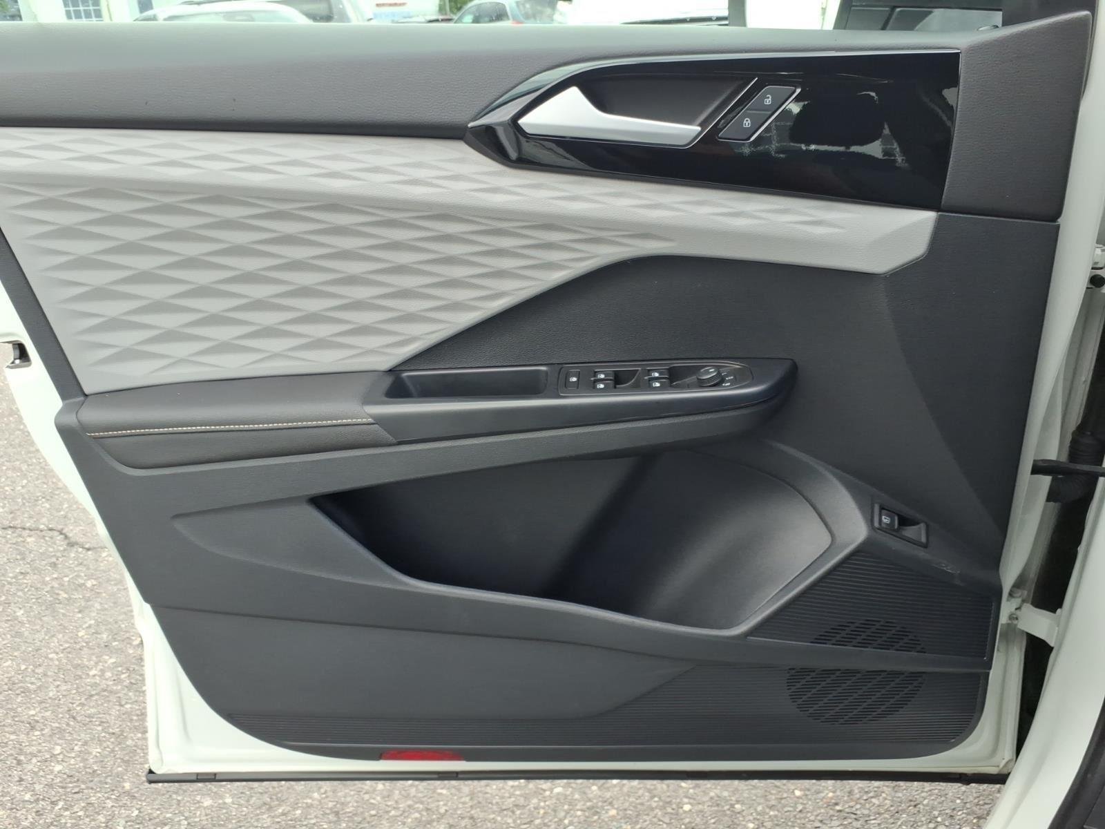 Used 2024  Volkswagen S image 27