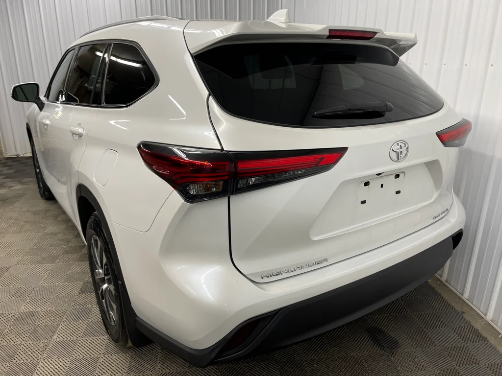 Used 2022 Beige Toyota XLE image 9