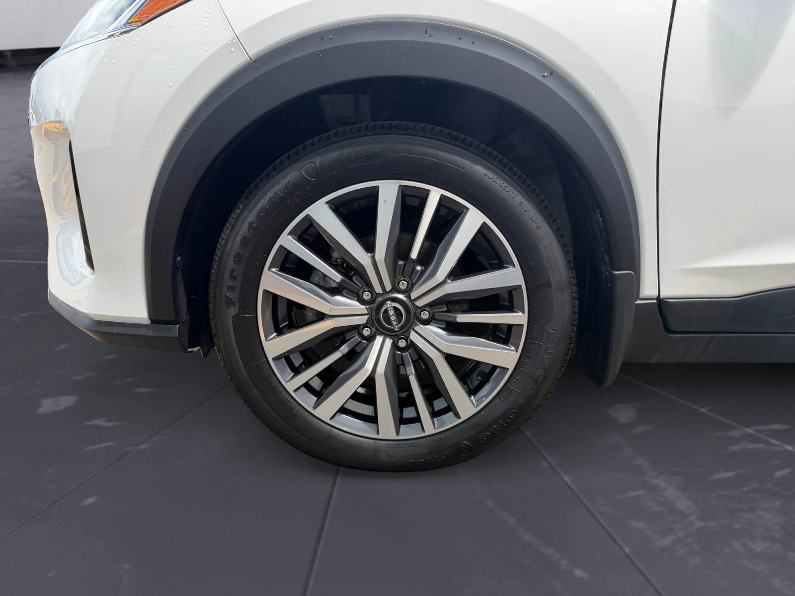 Used 2024 Aspen White Tricoat/Super Black Nissan SV image 39