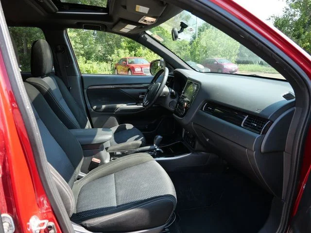 Used 2018 Rally Red Metallic Mitsubishi LE image 8