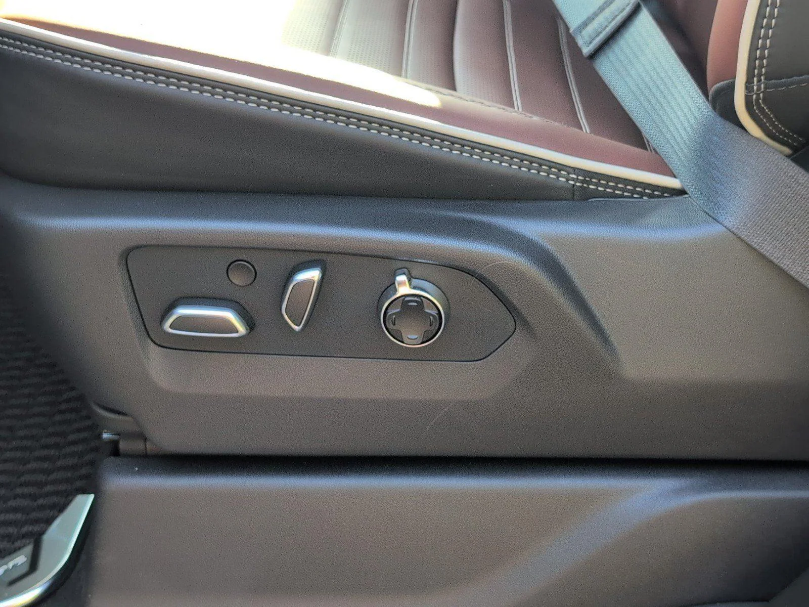 New 2026 Glacier White Tricoat GMC Denali Ultimate image 17