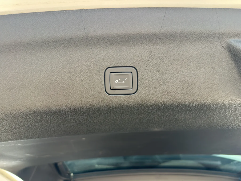 Used 2025 Iridescent Pearl Tricoat Chevrolet High Country image 40