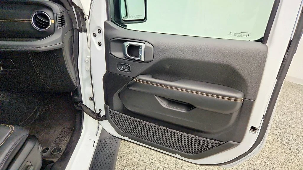 Used 2024 Bright White Clearcoat Jeep Sahara 4x4 w/ Sky One-Touch Top, Tech & Safety Pkgs image 27