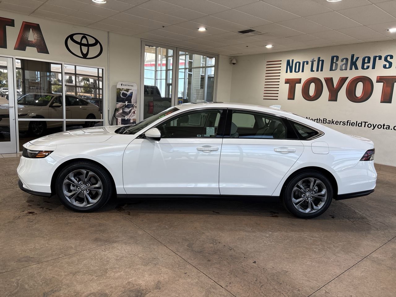 Used 2024 White Honda EX image 7