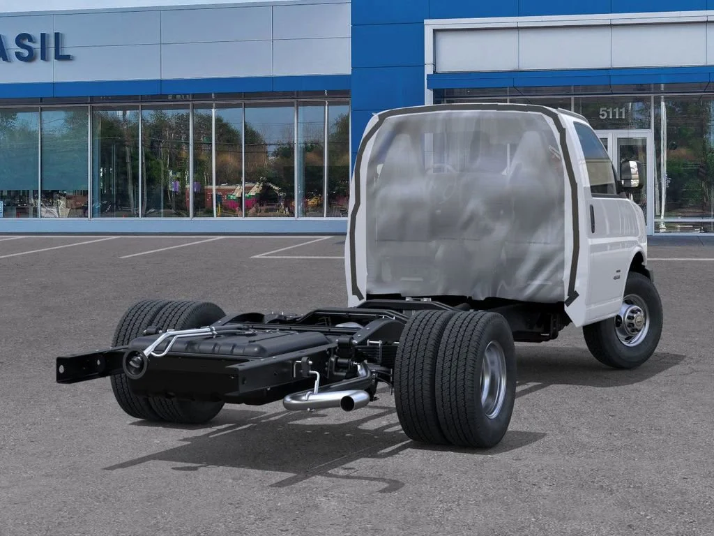 New 2025 Summit White Chevrolet 1WT image 4