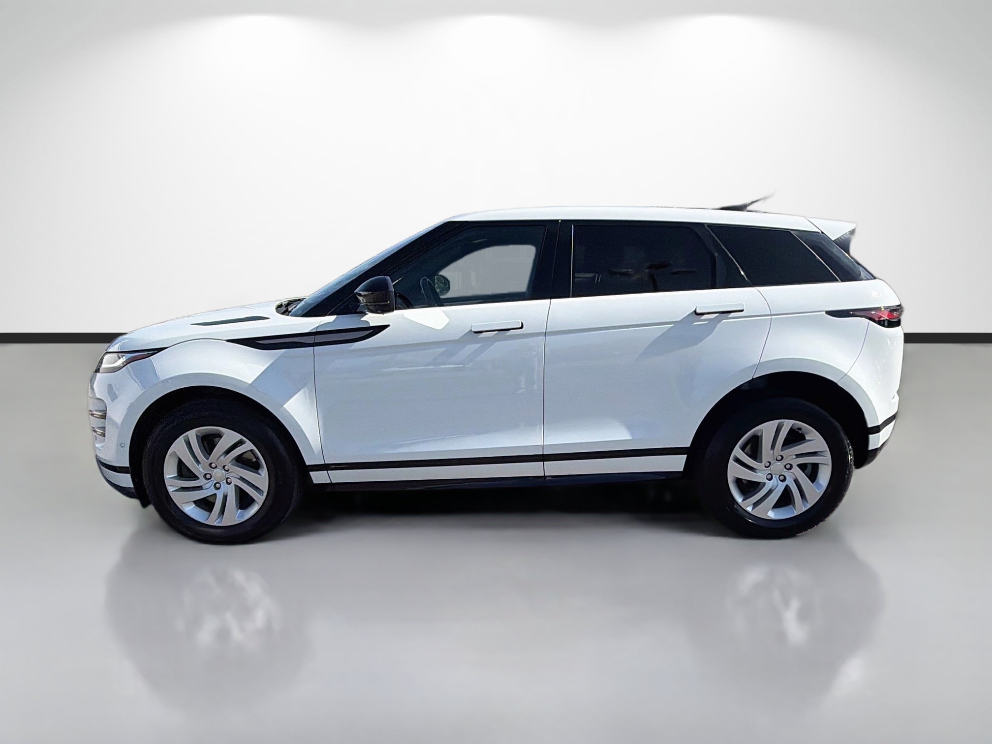 Used 2021 Fuji White Land Rover R-Dynamic S image 6