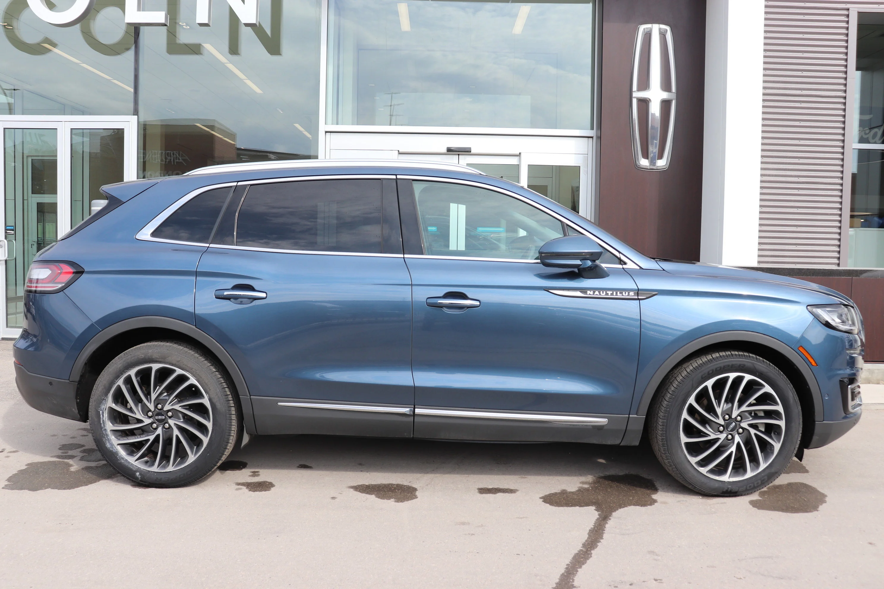 Used 2019 Blue Lincoln Reserve image 3