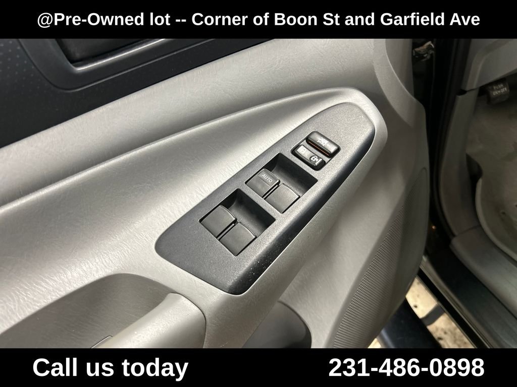 Used 2013 Green Toyota Base image 16