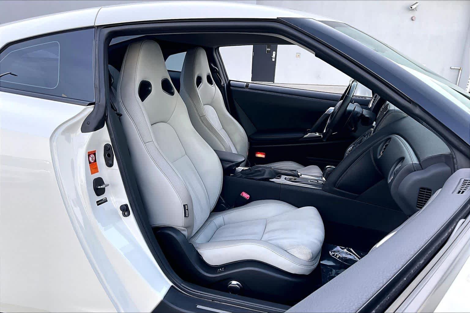 Used 2010 Pearl White Nissan Premium image 8
