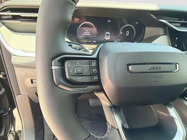 New 2026 Diamond Black Crystal Pearl-Coat Exterior Paint Jeep Laredo image 28