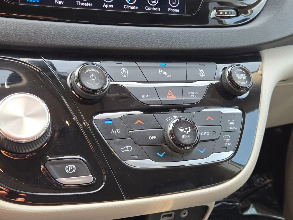 Used 2018 Gray Chrysler Touring L Plus image 26