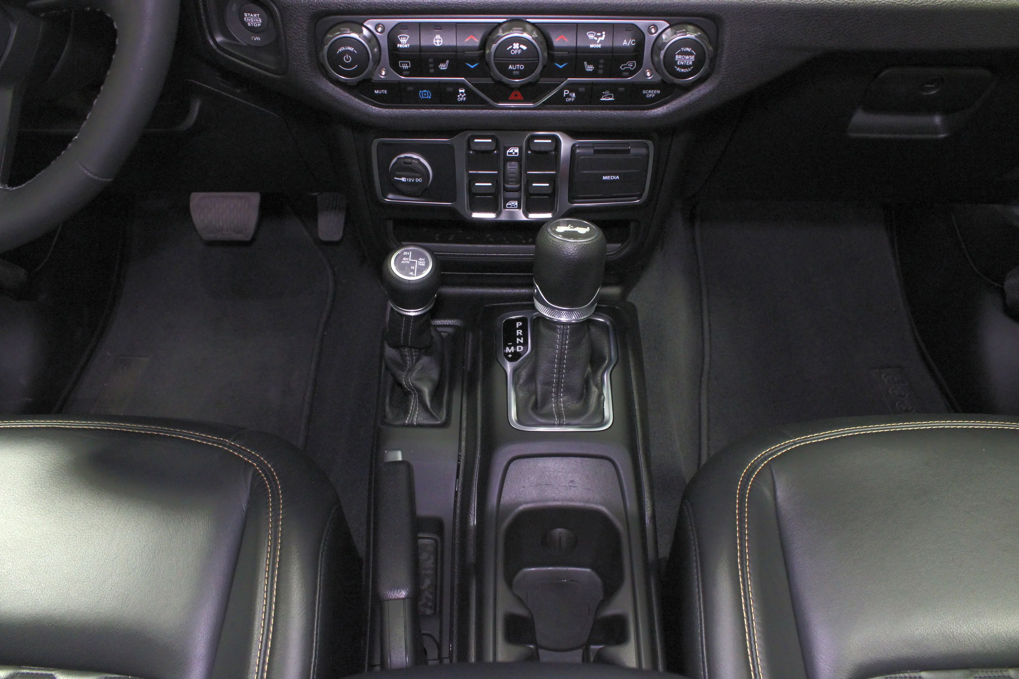 Used 2025 Granite Crystal Metallic Clearcoat Jeep Sport S image 19