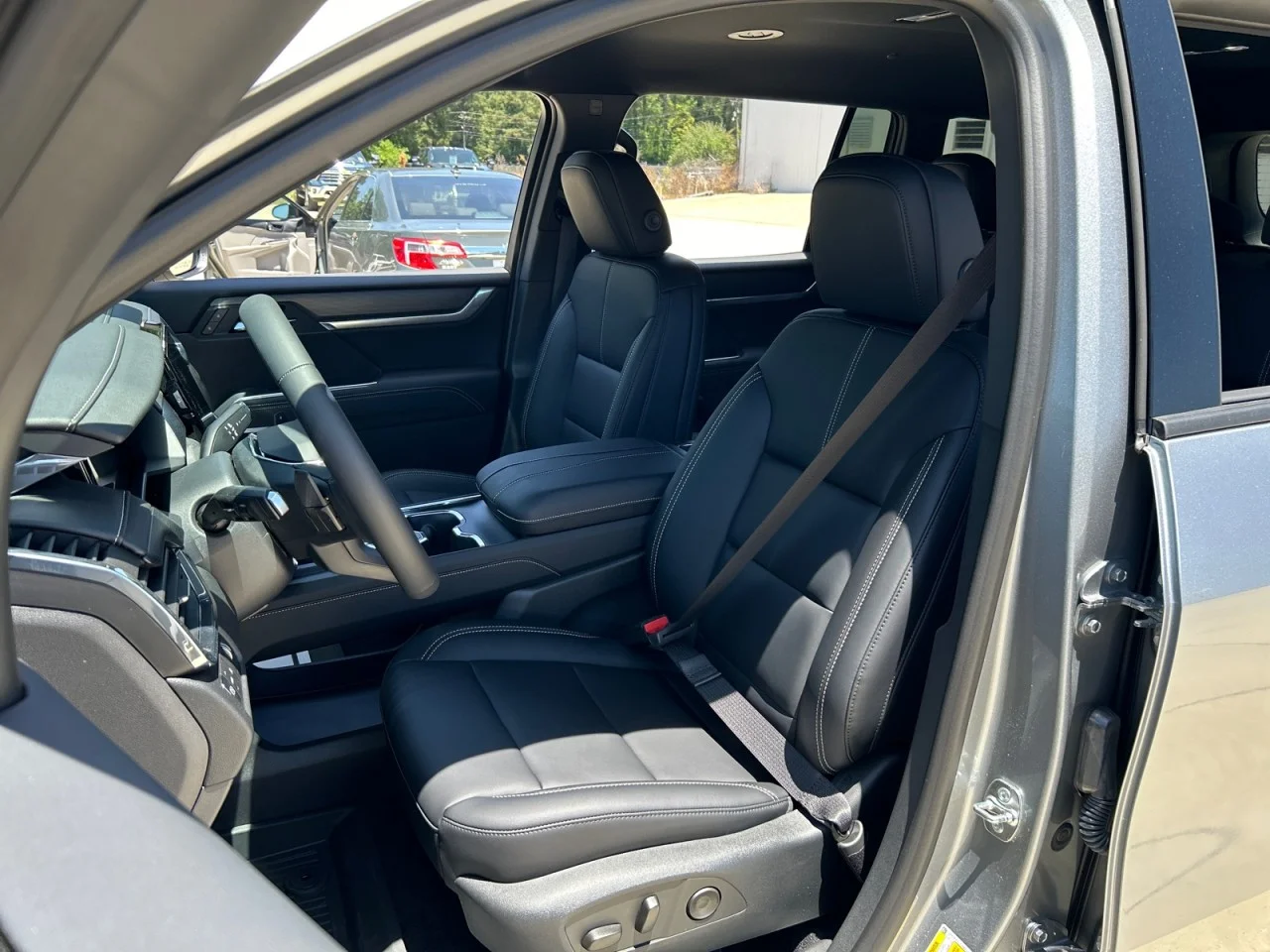 New 2026 Sterling Metallic GMC Elevation image 16