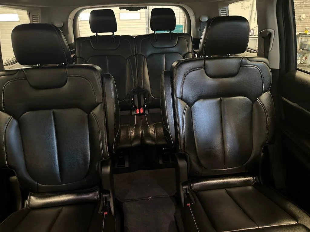 Used 2023 Diamond Black Crystal Pearlcoat Jeep Limited image 24