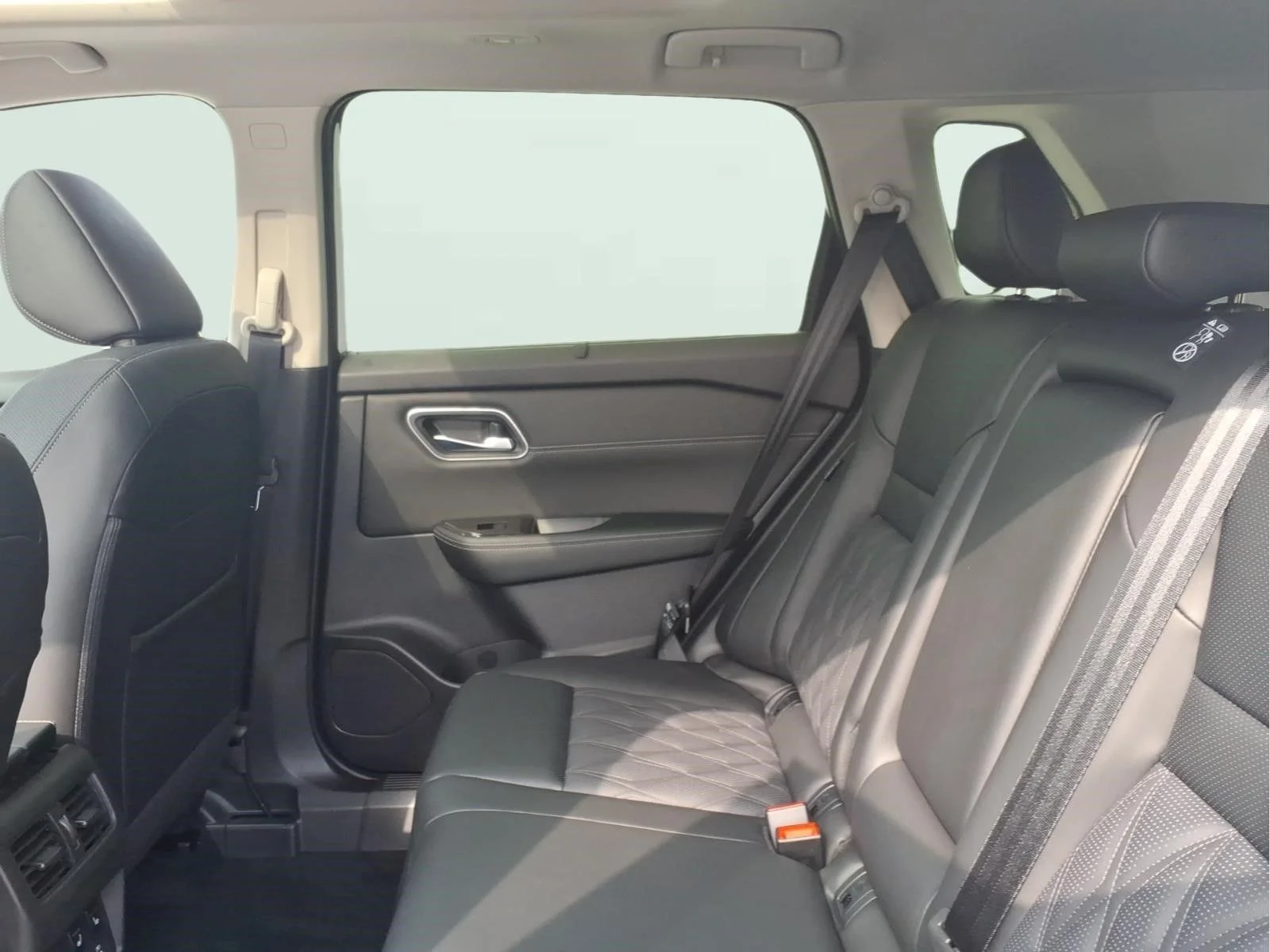 New 2026 Everest White Pearl TriCoat Nissan Platinum image 7