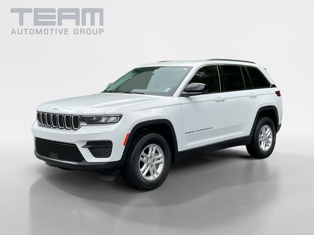 Used 2023 White Jeep Laredo image 2