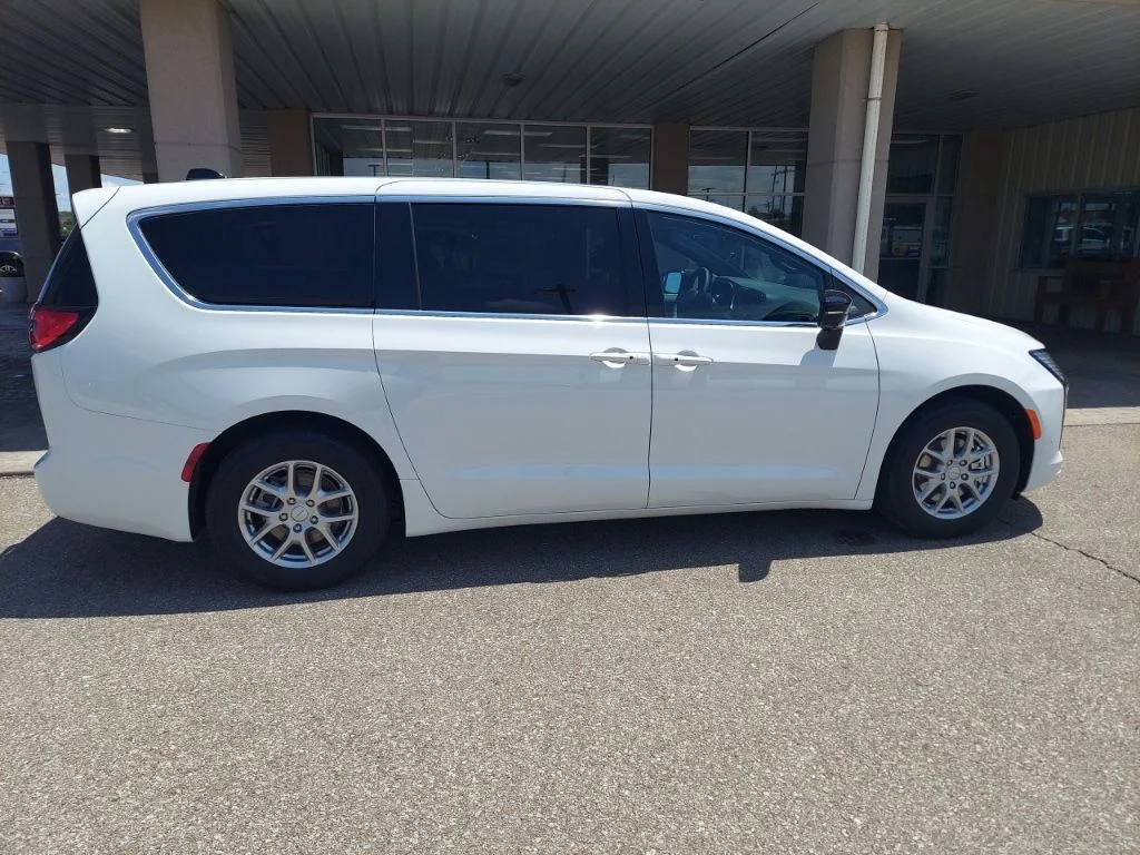 New 2027 Bright White Clear-Coat Exterior Paint Chrysler Select image 8