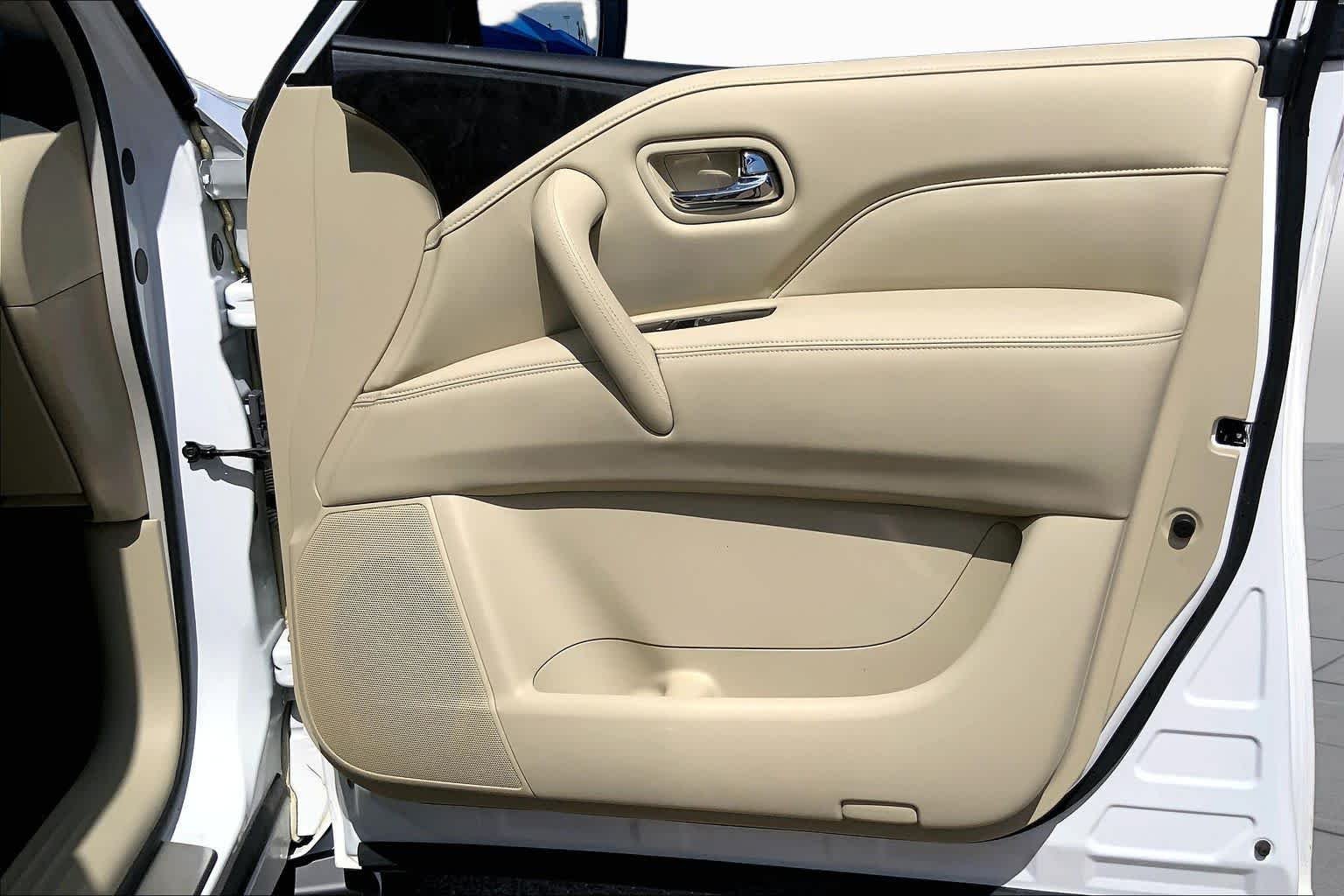 Used 2022 Moonstone White INFINITI LUXE image 23