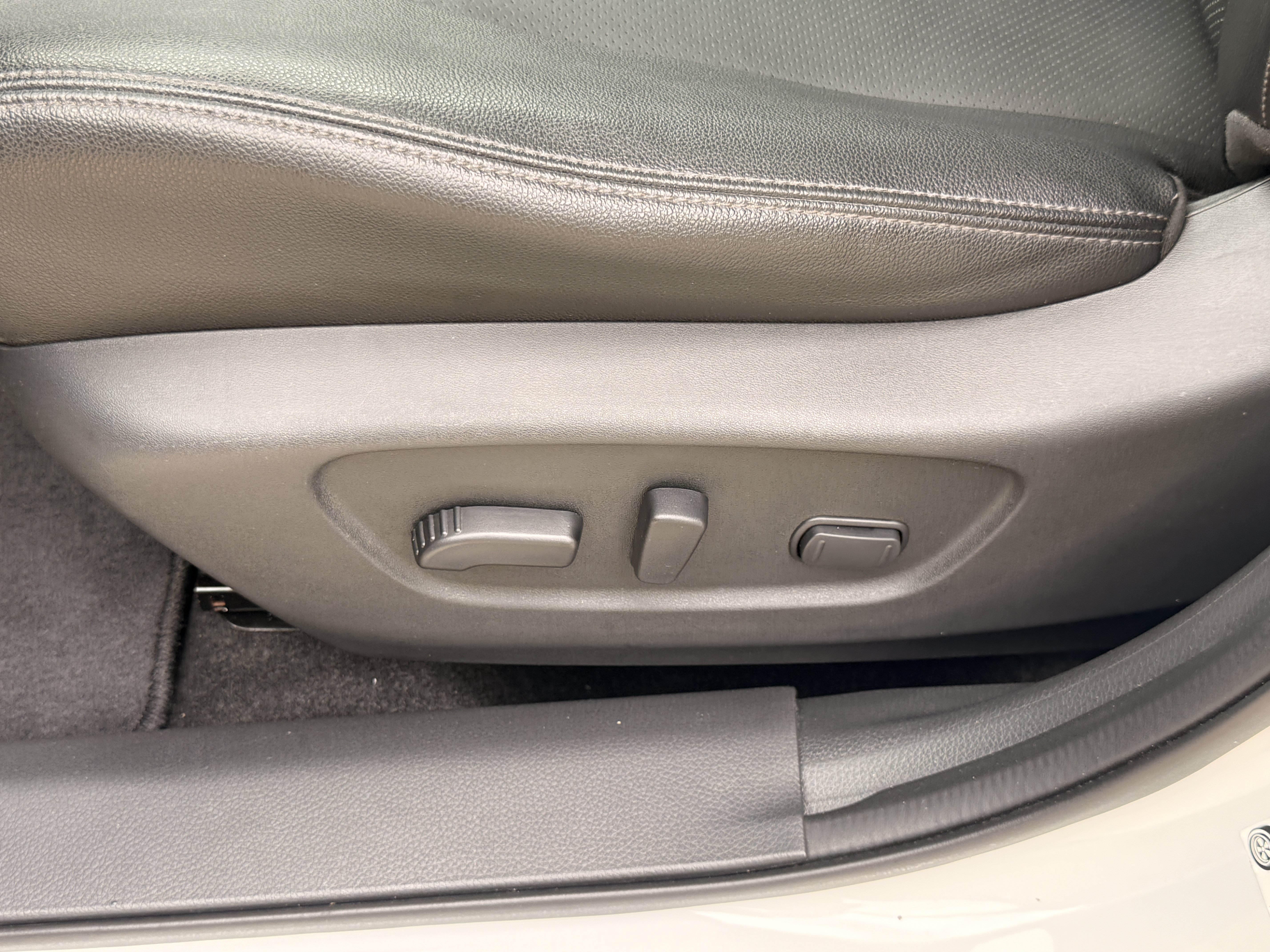 Used 2016 Pearl White Nissan SL image 9