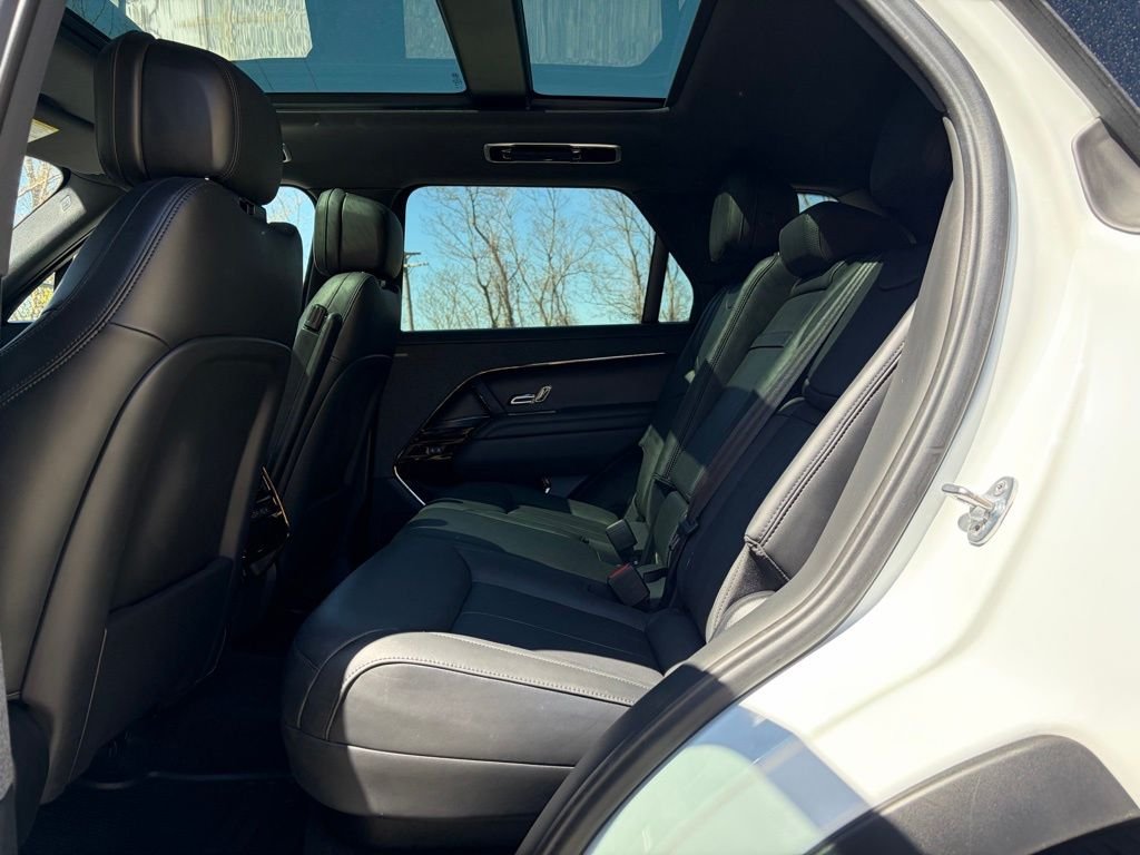 Used 2023 White Land Rover SE image 13