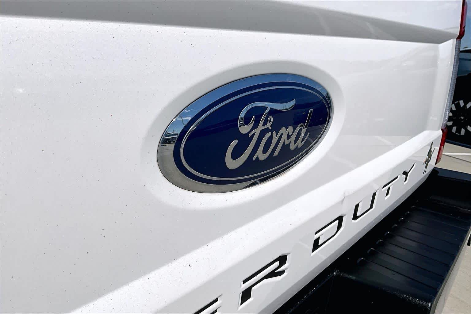 Used 2017 White Platinum Metallic Tri-Coat Ford Lariat image 10