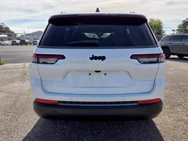 New 2027 Bright White Clear-Coat Paint Jeep Laredo Altitude image 7