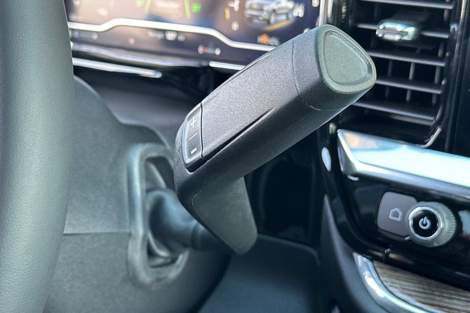 New 2025 Summit White Chevrolet LT (2FL) image 18