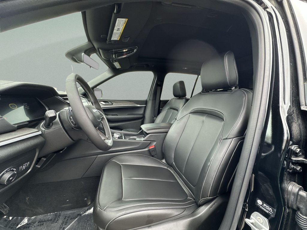 New 2026 Diamond Black Crystal Pearlcoat Jeep Limited image 40
