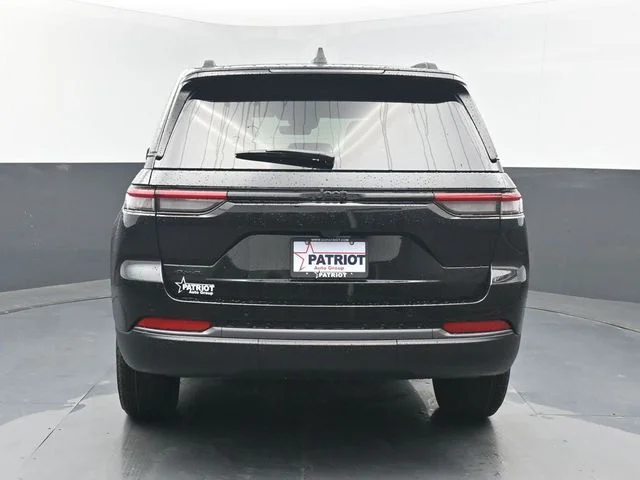 New 2026 Diamond Black Crystal Pearl-Coat Exterior Paint Jeep Altitude image 12